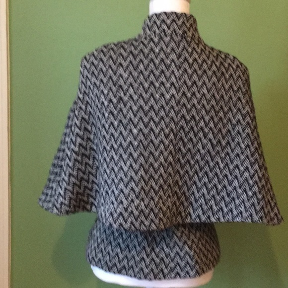 BB DAKOTA black and white jacket with cape - Picture 5 of 11